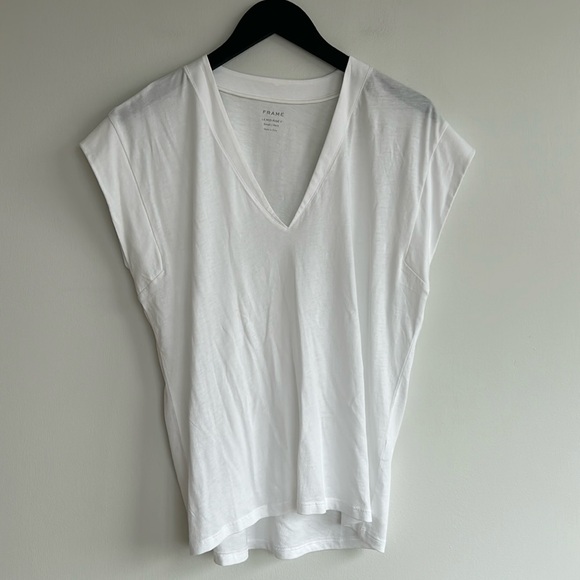 Le Mid Rise V-Neck Tee In White - Picture 4 of 7